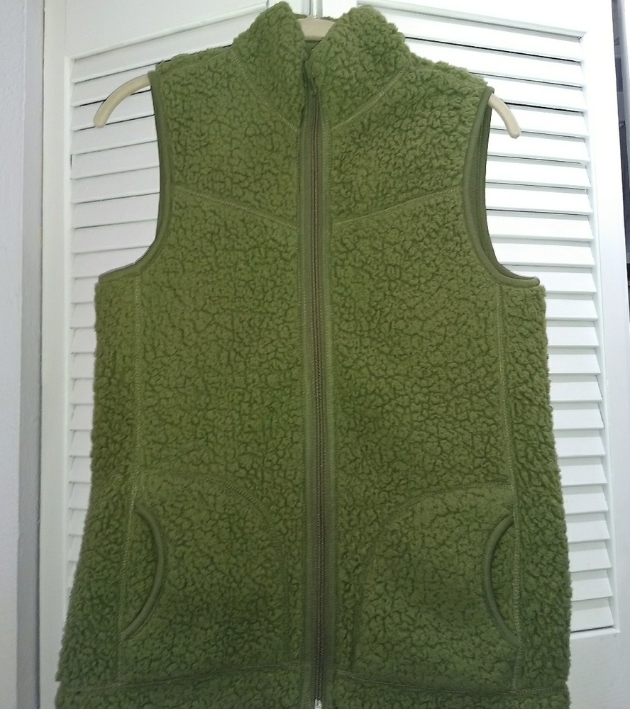 NWOT Green reversible Fuzzy/Fleece winter vest Med